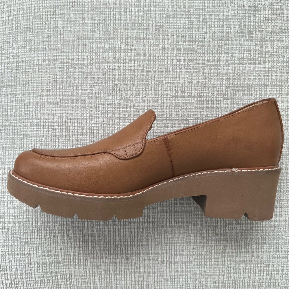 Naturalized women’s Cabernet loafer size 8
